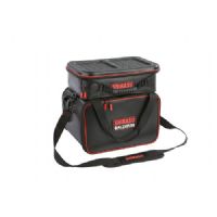 4005652806778 - Shirasu 2-i-1 organizer - Farve:Sort - 001 1937 004<br>Very well-planned organiser, consisting of a basic bag and removable top bag with a hard cover and carrying handle. The basic bag is preequipped with 2 Shirasu tackle boxes and can be extended up to 4 boxes. The variable separator with a Velcro® fastener fixes the boxes reliably, no matter whether 1 or 4 boxes are in the bag. The top bag can be equipped to fit perfectly with 2 containers or 2 Shirasu tackle boxes. With holder for pliers (plier not included in scope of supply).