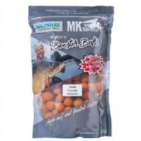 4005652846903 - MK Booster Balls Boilies mix 15/20mm - Vægt:1000g. - Farve:Orange - Smag/duft:Ripe Fruits - 001 8598 010<br>Matze‘s latest idea: He combines 15 and 20mm boilies in a resealable bag! Especially in spring it is extremely dependent on the weather conditions which bait size the carp prefer. If it‘s still relatively cold, the 15mm boilies are usually the right choice, but if it gets warmer, the fish prefer larger baits. By mixing 15 and 20mm you are super flexible. Another big plus is the extra soft consistency of the boilies. On the one hand, they give off more aromas and, on the other hand, suspicious fishes suck them in much more easily than hard boilies. Supplied in resealable stand-up pouches. Boilie size: 15+20 fletline, content: 1000g.