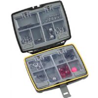 4005652851983 - Shirasu Tackle box - Farve:Sort - 001 8346 001<br>Ideally for small accessories such as swivels, split rings, hooks and so on. The compartment lids spring open by pressing a button (Easy Open System).