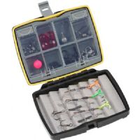 4005652851990 - Shirasu Tackle Combi box - Farve:Sort - 001 8346 002<br>On one side, smaller tackle such as swivels, snap rings and so on. can be stowed in the compartments, while small hardbaits, micro jigheads and spoons can be attached to the foam on the other side. The lid pops open at the touch of a button (Easy Open System)