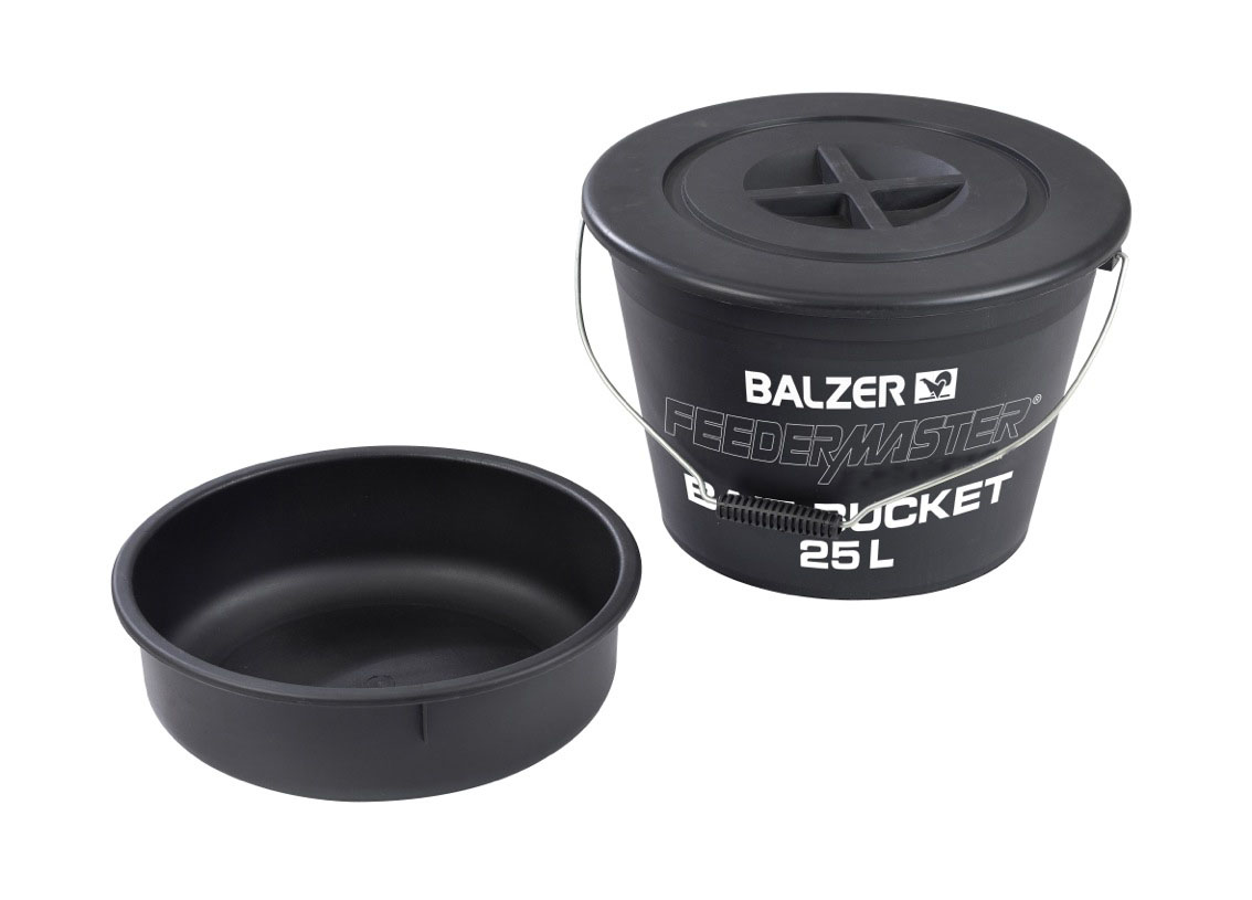 4005652187402 - Feedermaster, foder spand, 25l - Farve:Sort - 001 8347 025<br>Professional feed bucket with removable tray and an overlapping cover which prevents moisture from entering the bucket.