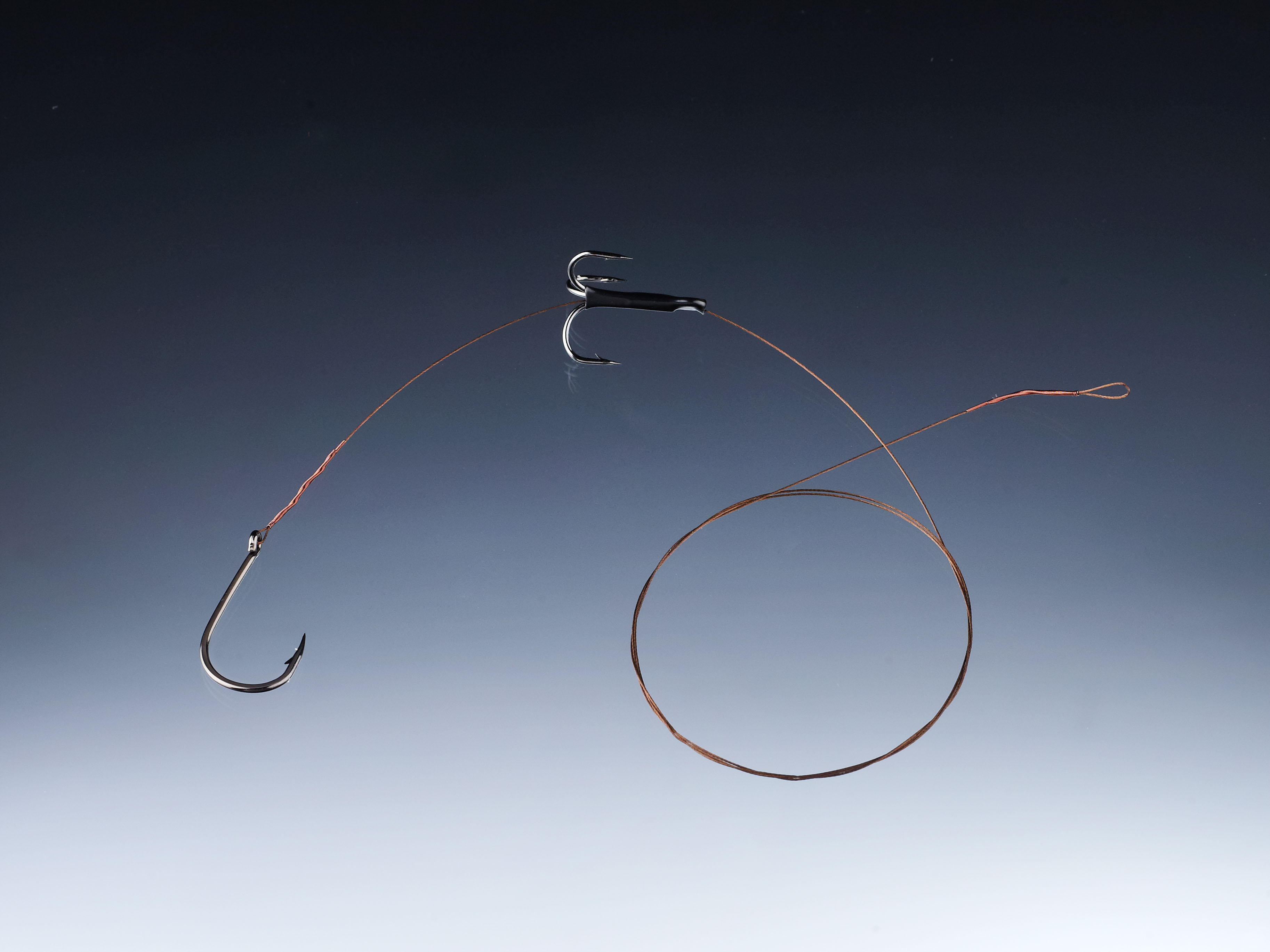 4005652201641 - MK Adventure gedde flådrig - Længde:70cm. - Brudstyrke:9kg. - 001 4534 002<br>Perfect to offer the baitfish when drifting. The big single hook enters at the top of (!) the head and the hook is guided out of the bait’s mouth. The second hook (treble hook) is fixed in the back of the bait. In this way the bait lures in a stable balance and makes it look perfectly like a floating prey. If the treble hook is placed a bit in the direction of the tail, the bait tilts slightly forwards and imitates a prey searching for food which then floats with the head inclined.