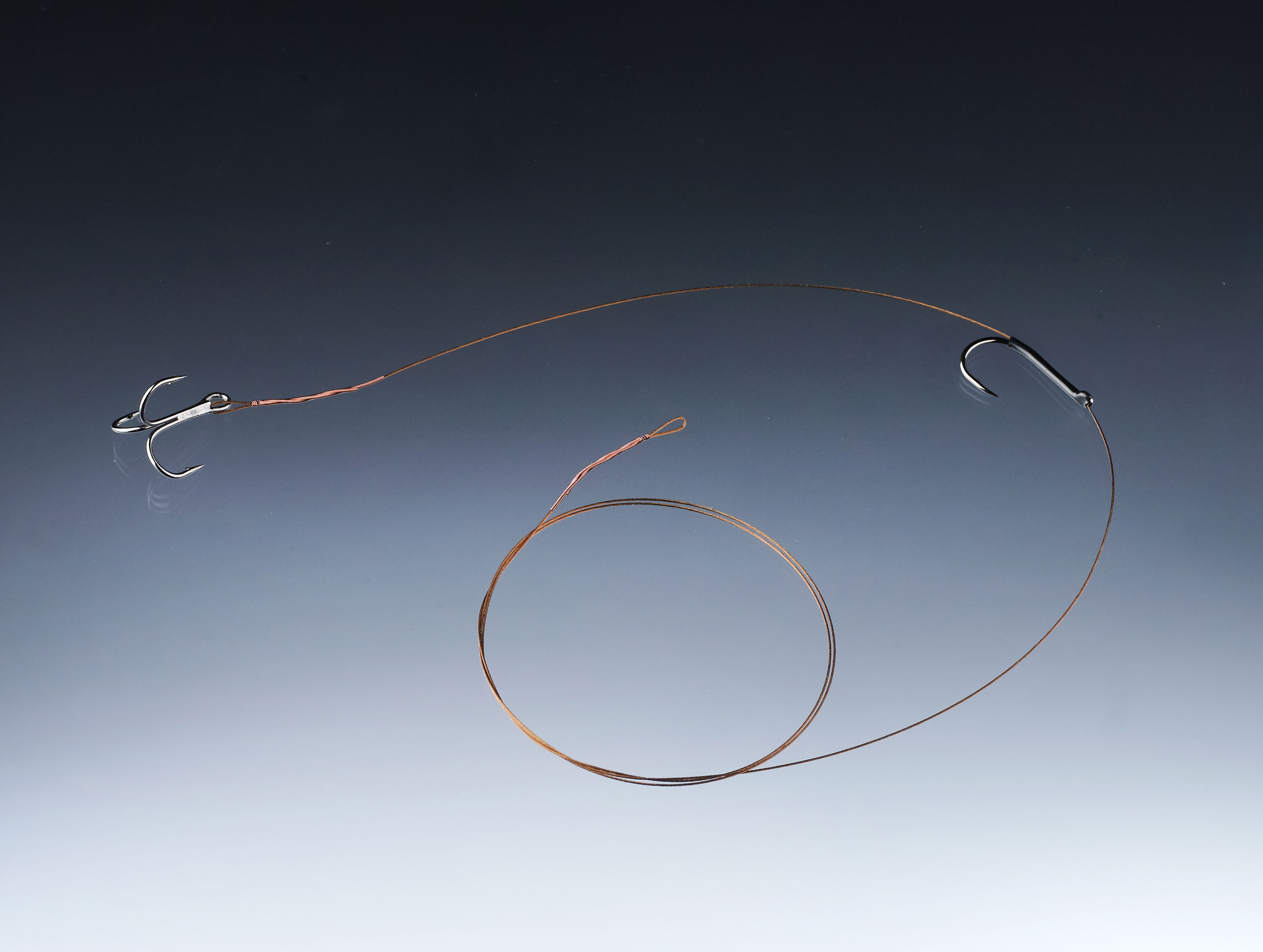 4005652201696 - MK Adventure combi rig - Længde:70cm. - Brudstyrke:9kg. - 001 4535 006<br>Also in the case of this rig the single hook provides security for long distance casts. The single hook sits more securely in the head of the baitfish than a treble hook and should be visible in the case of this rig because the single hook should also be able to get a hold in the pike’s mouth.