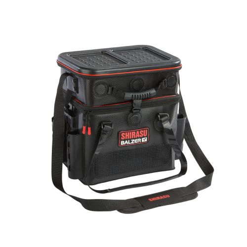 4005652806792 - Shirasu 2-i-1 Carry-All taske - Farve:Sort - 001 1937 006<br>Very suitable for both boat and bank anglers. It consists of the basic bag as well as the removable top bag with carrying handle and hard cover. There are 3 rod holders on the basic bag as well as a holder for pliers (plier not included in scope of supply). The top bag can be equipped to fit 2 containers or 2 Shirasu System boxes perfectly.