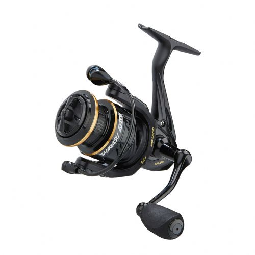 4005652849577 - Shirasu 6000 fiskehjul - Hjulstørrelse6400 - Gear:5.2:1 - Lejer:5+1 - Vægt:280g. - 001 0233 640<br>Both the look and the models are perfectly matched to our brand new Shirasu IM-8 rod series (p. 38-41). You can be sure of what you’re buying with our reels: they have been extensively tested by our Pro Staff Team for over six months! The reels are very smooth and have a very precise Micro Disc drag system. The Screw-In aluminium crank handle can bescrewed into the reel body so it does not move at all. The tried and tested S-stroke system guarantees perfect line lay. 

Features: 
5 precision ball bearings plus 1 needle bearing,S stroke system for optimal line lay for casting,Quick-Stop-System (Q.S.S.) to stop the rotor instantaneously,Total Tolerance Control System (T.T.C.): any conceivable tolerances of the crank, gear and drags are reduced to a minimum,Anti Swing-System (A.S.S.), prevents undesirable vibrations,Finely adjustable drag (S.D.S) with large brake discs,Anti-Twist line rollers,Aluminium spool,Screw-in Aluminium crank,Optional left or right manual operation